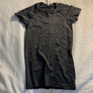 BNWOT lululemon womens run swiftly tshirt- size 6